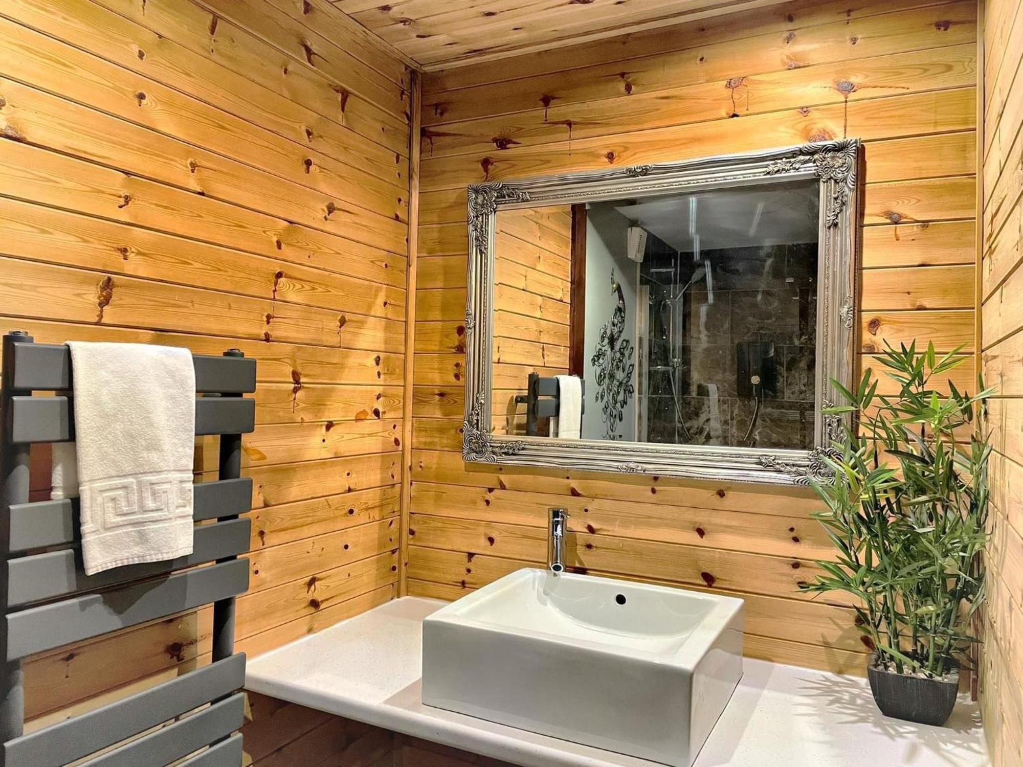 Wren 8-Hot Tub-Woodland Lodges-St Clears-Carmarthen-Tenby Bagian luar foto
